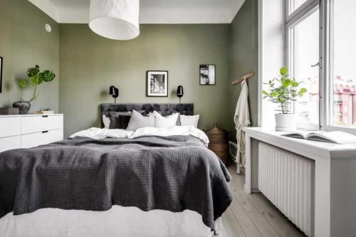 Зеленая стена в спальне. Зеленая спальня: инструкция по оформлению дизайна спальни в зеленых тонах (160 фото)