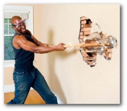 Ломает стены в квартире демонтаж. Какие инструменты и СИЗ могут понадобиться? 06