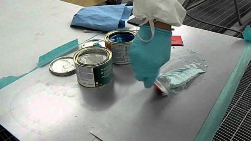 Как зашпаклевать вмятину на машине. Шпаклевочные работы