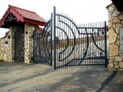 Кованые изделия для забора. Как изготавливаются металлоконструкции