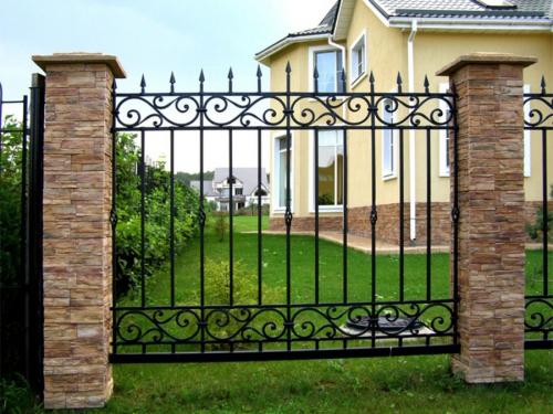 Кованые изделия для забора. Как изготавливаются металлоконструкции