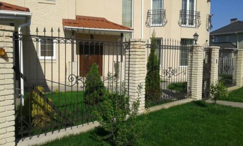 Кованые изделия для забора. Как изготавливаются металлоконструкции