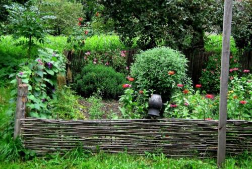 Украшаем садовый участок своими руками. Функциональный декор