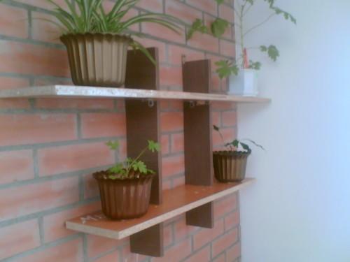 Подставка для цветов своими руками из дерева. Полки для цветов: виды и особенности 02