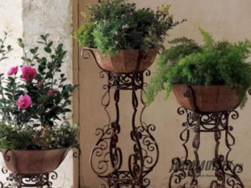 Подставки для цветов на дачном участке. Об особенностях и важности подставок для цветов