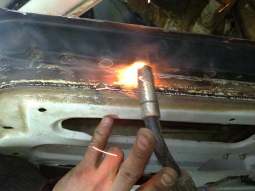 Сварка кузовного металла полуавтоматом. Сваривание кузова автомобиля полуавтоматом